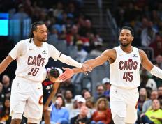 IM体育-希腊男篮鏖战法国男篮，恩比德关键制胜