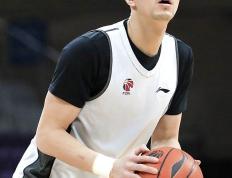 IM体育社区互动入口-火箭险胜上海队，郭艾伦点燃赛场