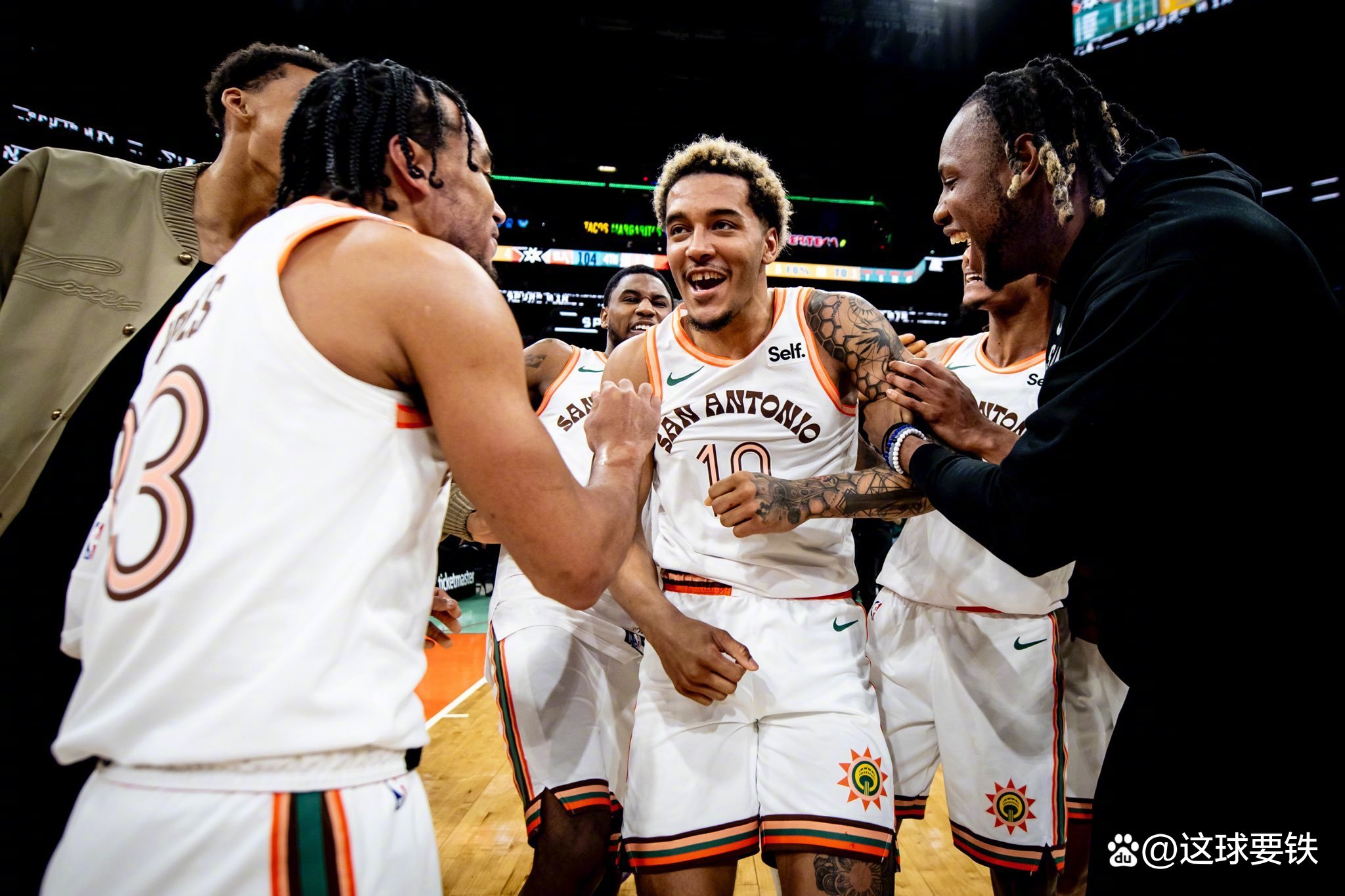 IM体育官网-关于雄鹿鏖战马刺，凯尔·库兹马制霸全场的信息