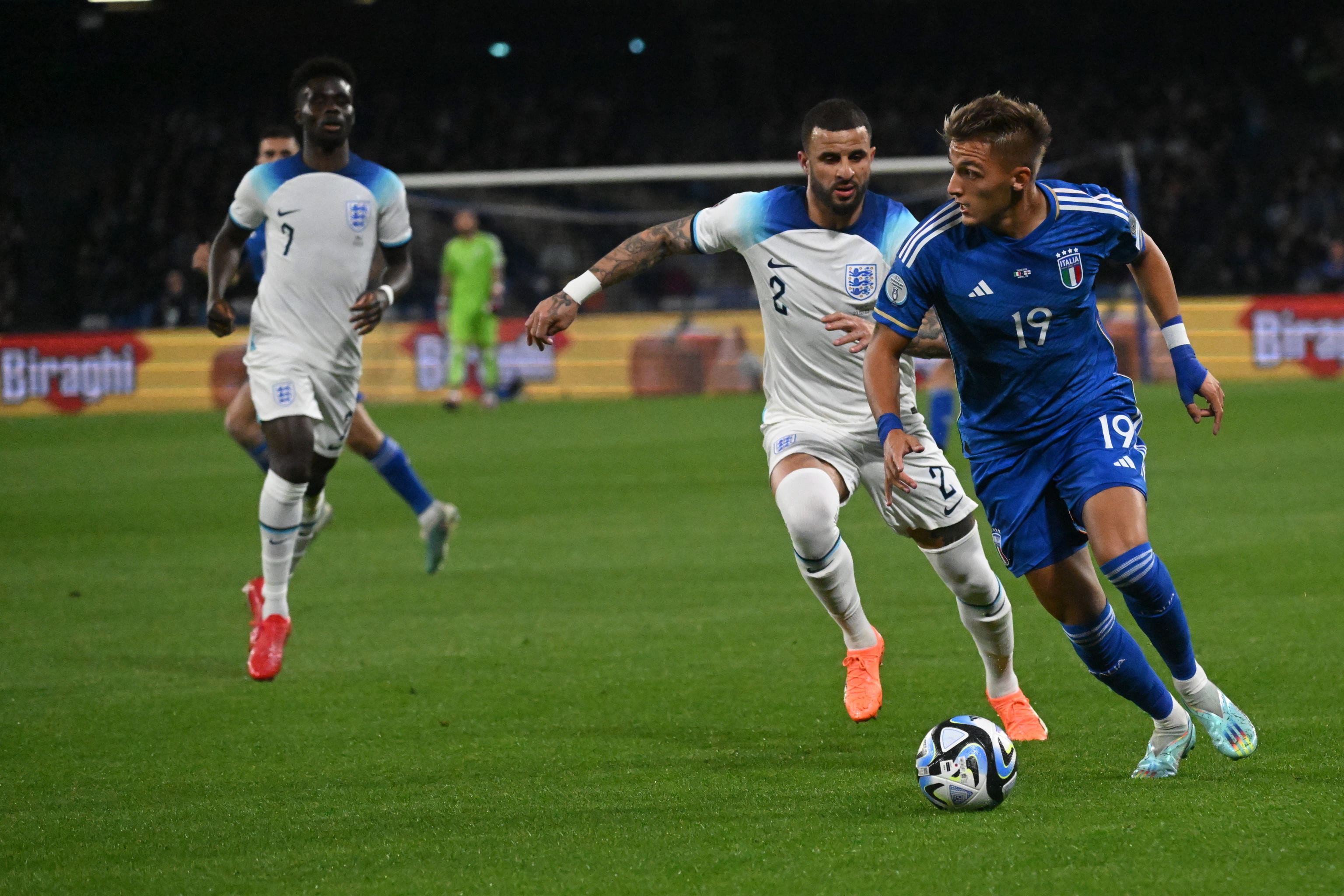 IM体育下载-欧洲俱乐部足球赛场上的激烈角逐