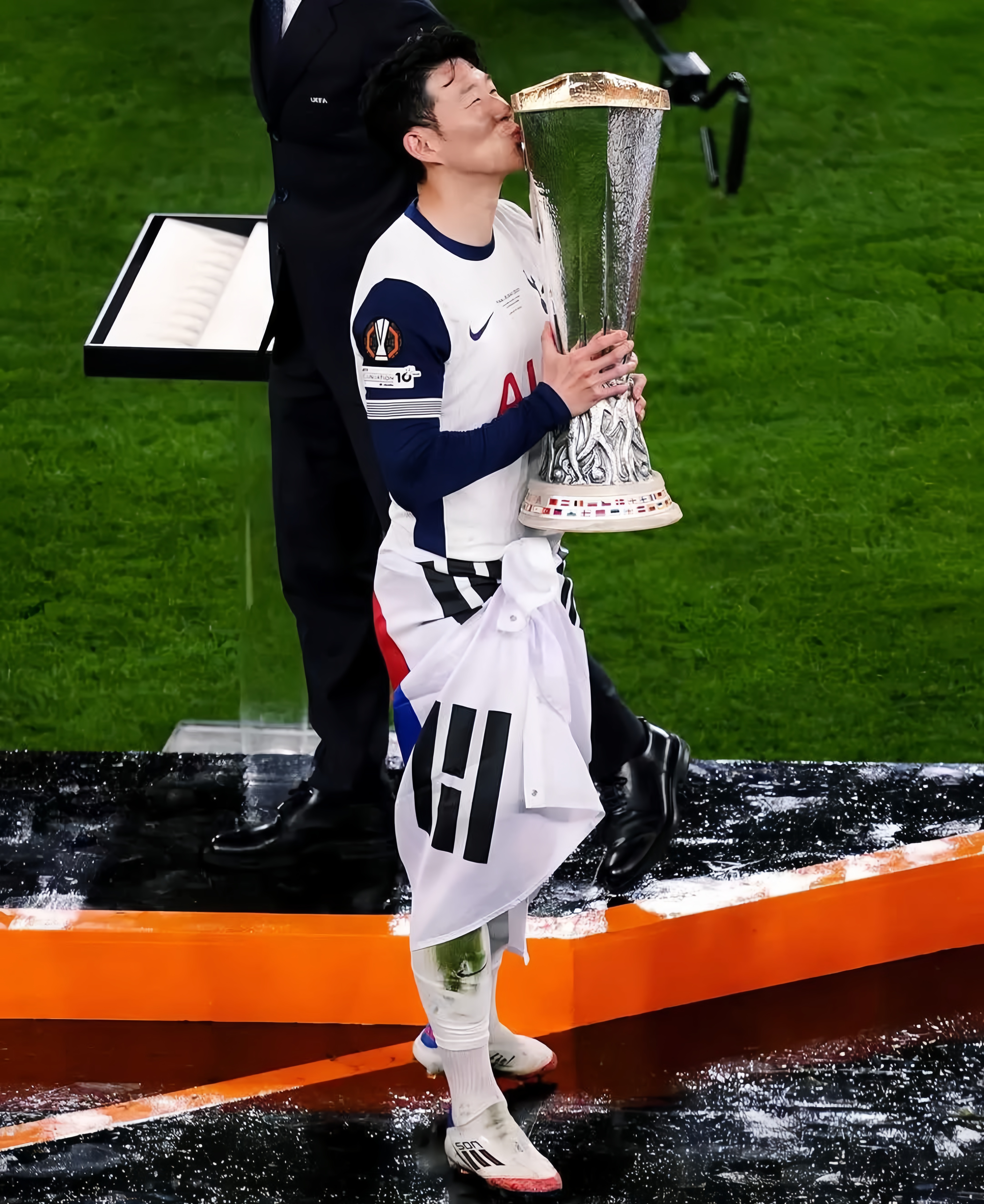 IM体育数据分析平台-包含炙手可热的足球盛事再度上演，球员拼搏到底的词条