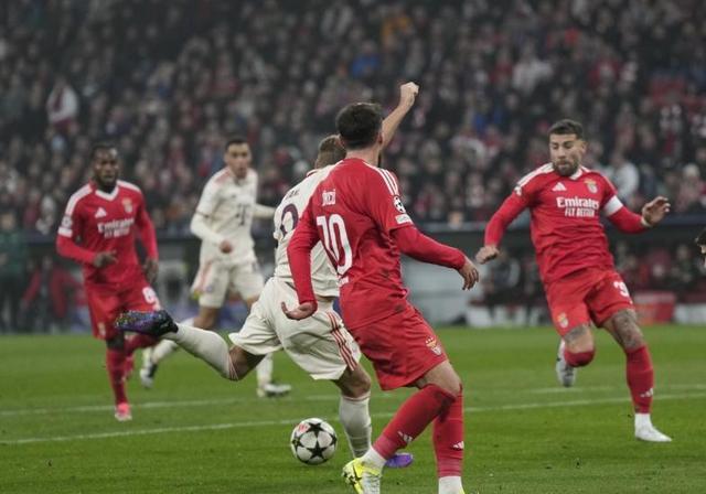 IM体育赛事直播入口-足球比赛现场中结局激动人心的一幕！