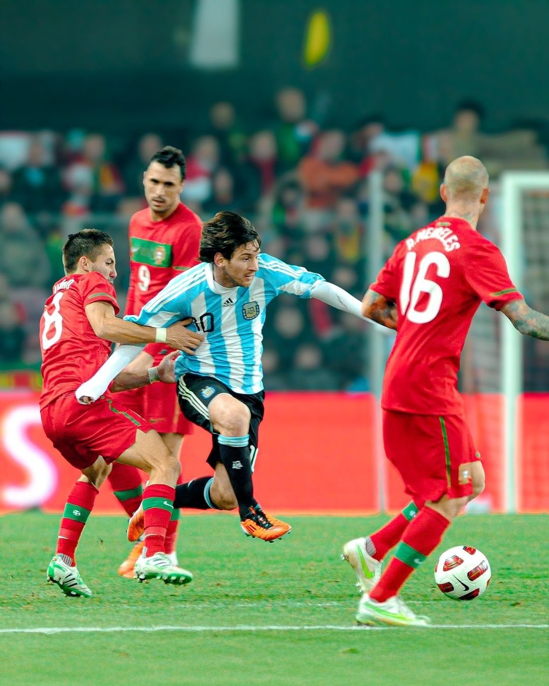 IM体育社区互动入口-足球赛场阿根廷队四连胜晋级决赛