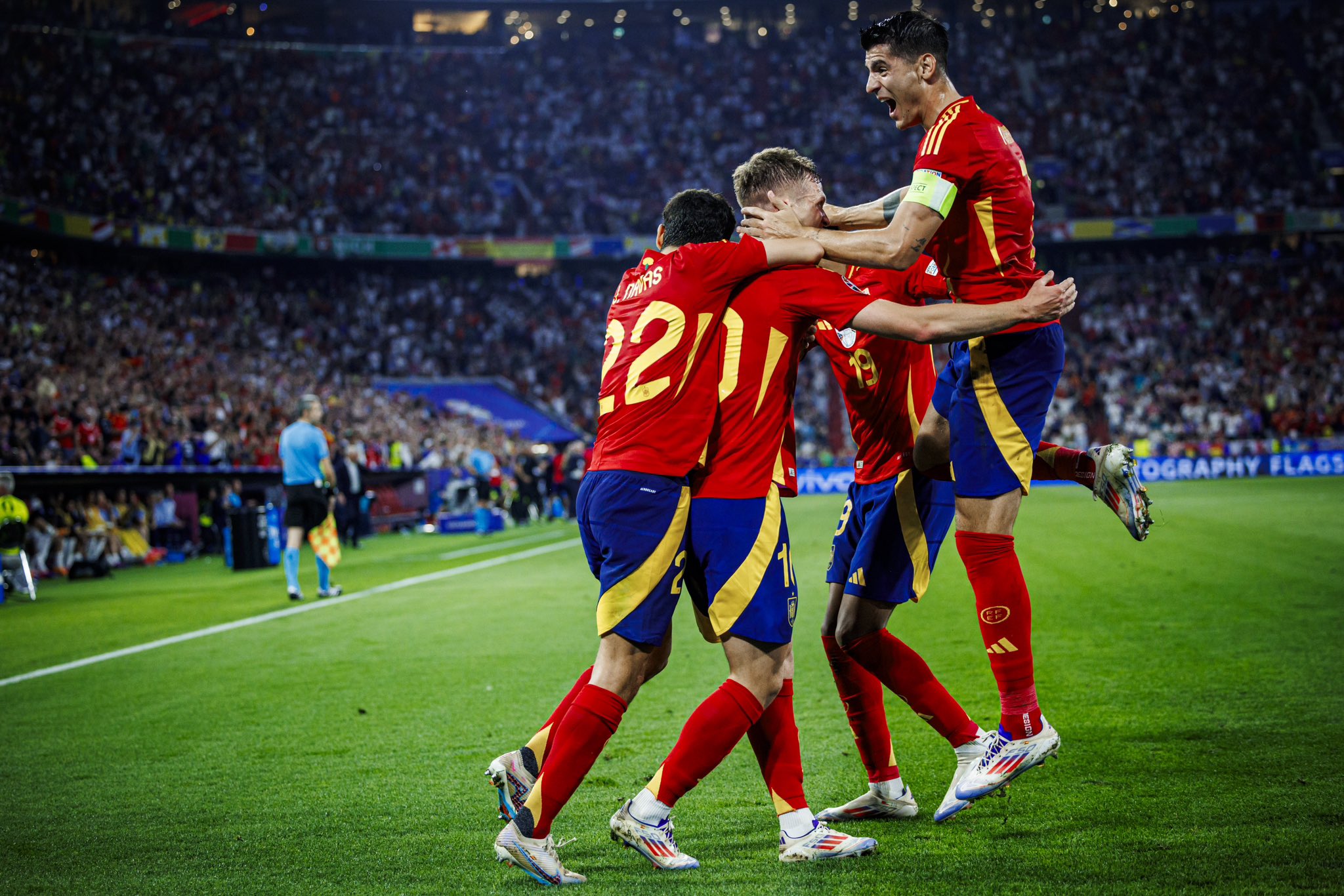 IM体育动画直播通道-欧洲足球赛场胜负难料，球员团结一心争夺胜利的简单介绍