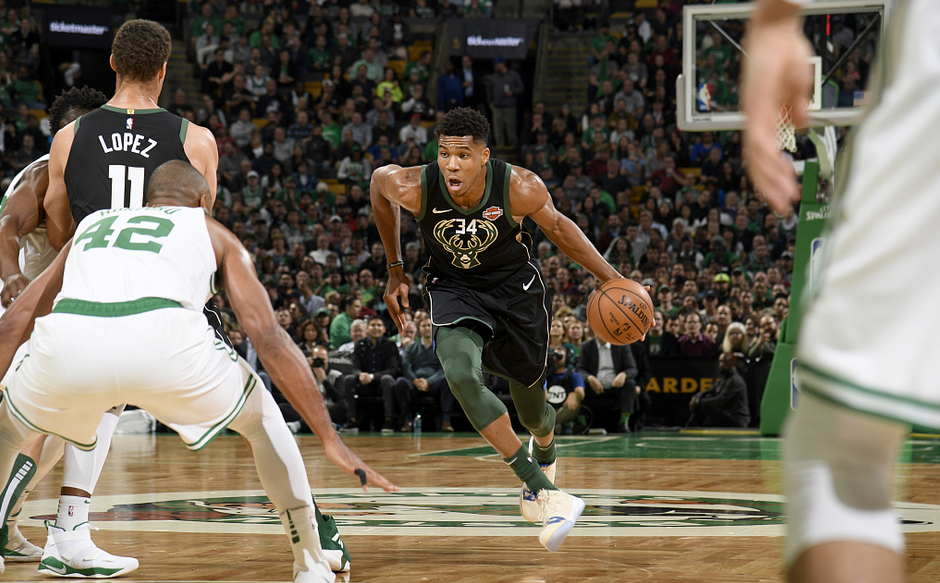 IM体育官网入口-深圳队险胜雄鹿，欧文状态火热