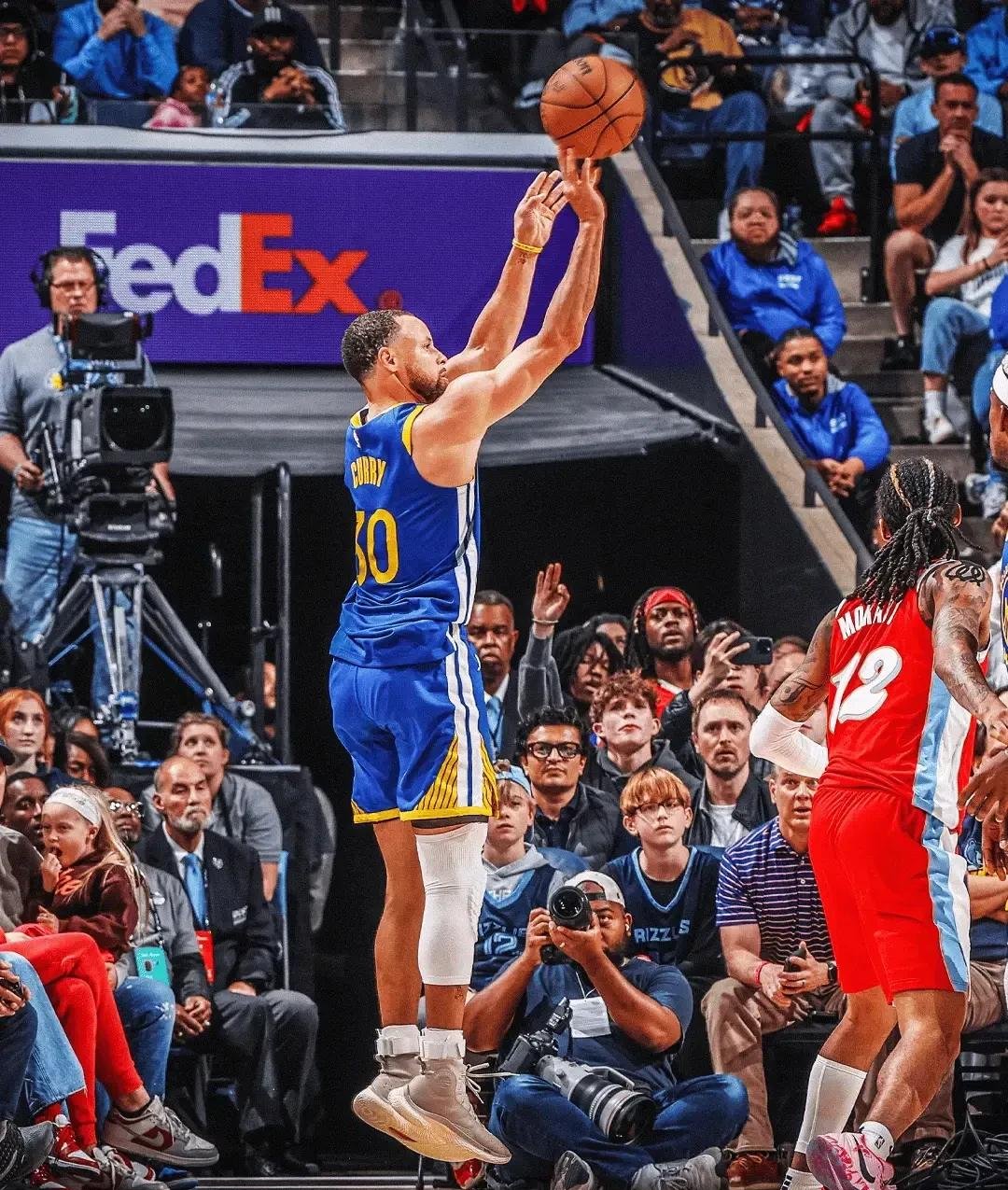 IM体育app-勇士险胜独行侠，范弗利特点燃赛场