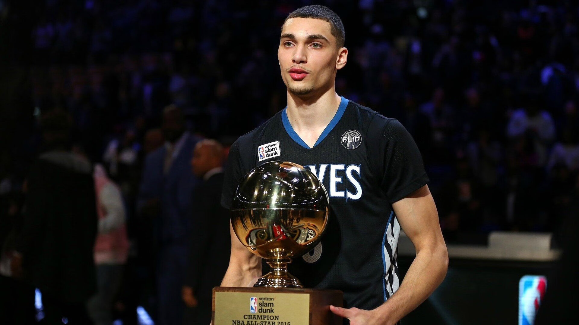 IM体育官方平台-赛道与绿茵场的双重逆转，莱万统治街道赛，巴西绝境翻盘乌拉圭